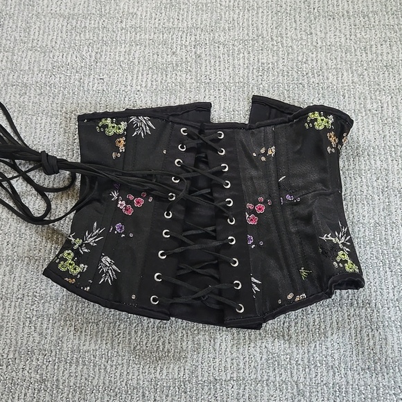 Corset - Picture 5 of 6